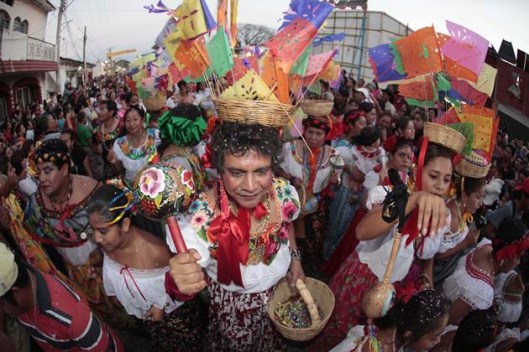 A group of Chuntás in the parade of allegorical floats (cars), 22 Jan 2011, Chiapa de Corzo, Mexico / © Yadin Xolalpa @ El Universal
