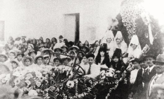 A parade of allegorical cars, 1938 / Courtesy of H. Ayuntamiento de Chiapa de Corzo @ Wikipedia