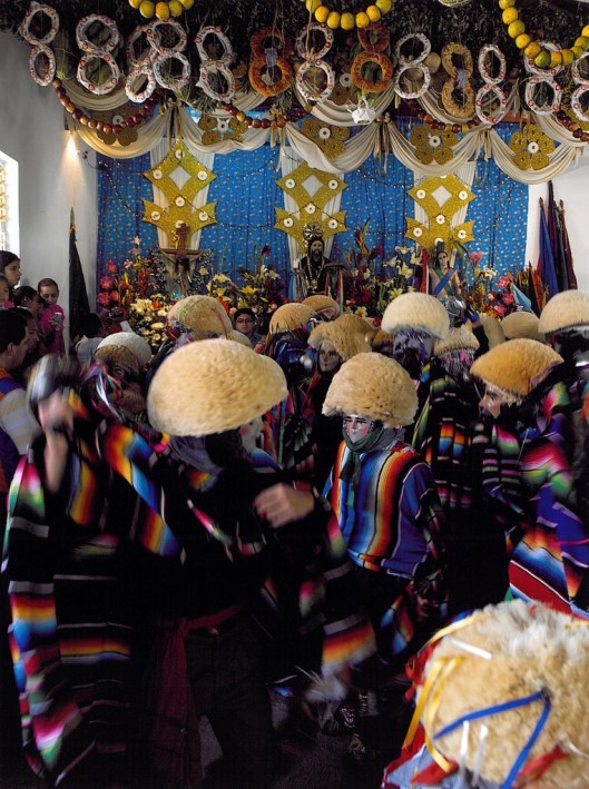 The Parachicos visiting places of worship decorated with enramas, Chiapa de Corzo, Mexico / © 2009 Coordinación Ejecutiva para la conmemoración del Bicentenario de la Independencia Nacional y del Centenario de la Revolución Mexicana del Estado de Chiapas @ UNESCO Archive